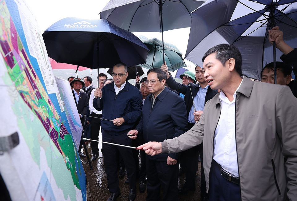 Thủ tướng Phạm Minh Chính khảo sát Tuyến đường ven biển - Cảng Bãi Gốc, xã Hòa Tâm, thị xã Đông Hòa, Phú Yên. (Ảnh: Dương Giang/TTXVN)