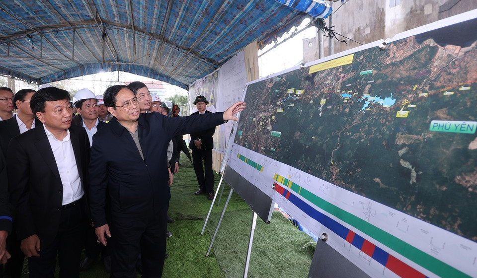 Trong chương trình thăm và làm việc tại Phú Yên, sáng 8/1, Thủ tướng Phạm Minh Chính đến khảo sát thực tế khu vực tuyến đường ven biển - cảng Bãi Gốc; dự án tuyến đường cao tốc Bắc-Nam phía Đông và gặp các hộ dân thuộc diện giải phóng mặt bằng của dự án. Trong ảnh: Thủ tướng Phạm Minh Chính khảo sát Dự án tuyến đường cao tốc Bắc-Nam phía Đông đoạn Quy Nhơn-Chí Thạch. (Ảnh: Dương Giang/TTXVN)