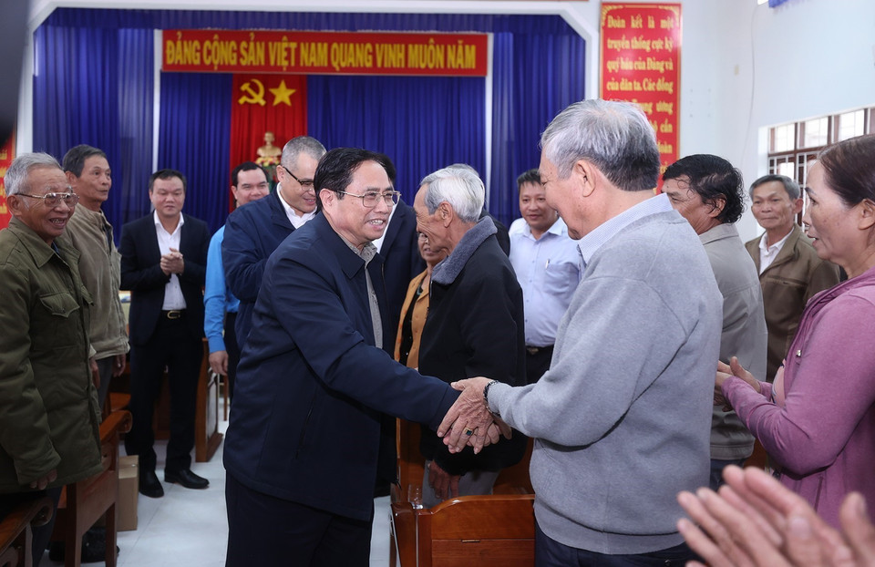 Thủ tướng Phạm Minh Chính thăm hỏi các hộ dân thuộc diện giải phóng mặt bằng của dự án tuyến đường cao tốc Bắc-Nam phía Đông. (Ảnh: Dương Giang/TTXVN)