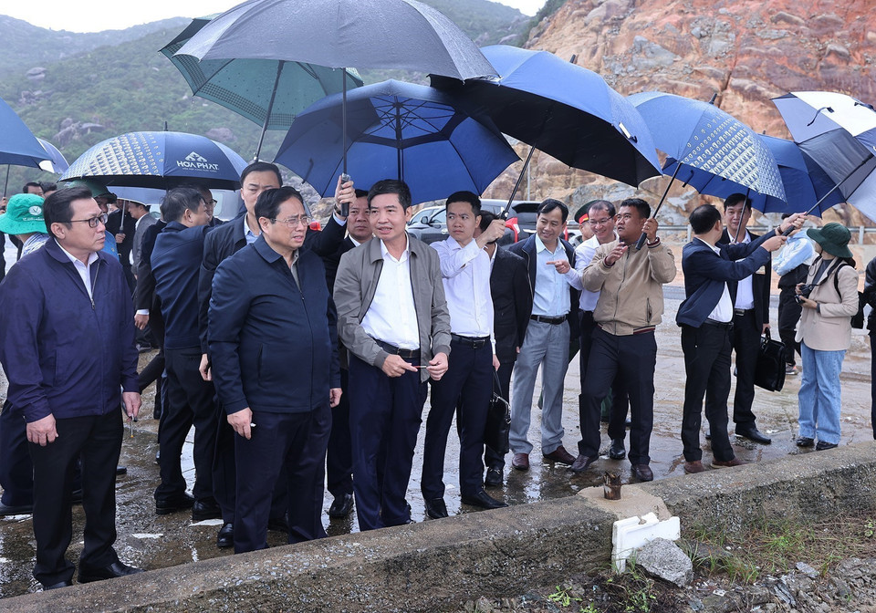 Thủ tướng Phạm Minh Chính khảo sát Tuyến đường ven biển - Cảng Bãi Gốc, xã Hòa Tâm, thị xã Đông Hòa, Phú Yên. (Ảnh: Dương Giang/TTXVN)