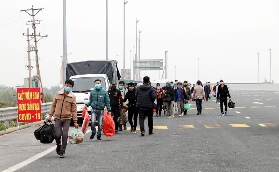 Những người rời Quảng Ninh phải di chuyển bằng các phương tiện chuyển tải khách trên cao tốc Hạ Long-Bạch Đằng. (Ảnh: Văn Đức/TTXVN)