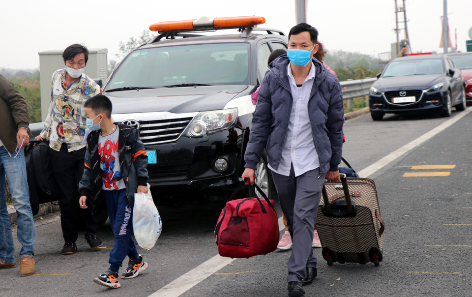 Hàng ngàn người lao động rời Quảng Ninh trong ngày ông Công ông Táo. (Ảnh: Văn Đức/TTXVN)