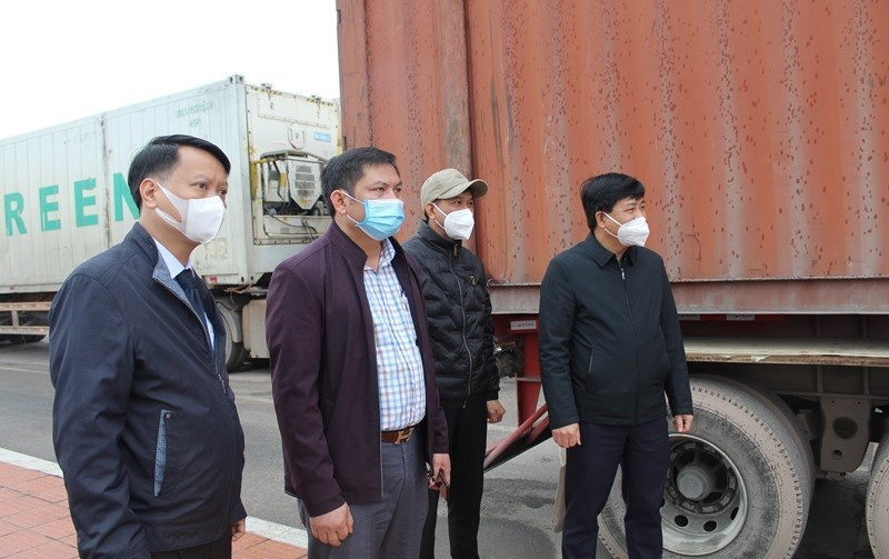 Lãnh đạo thành phố Móng Cái kiểm tra hoạt động thông quan. (Ảnh: TTXVN phát)