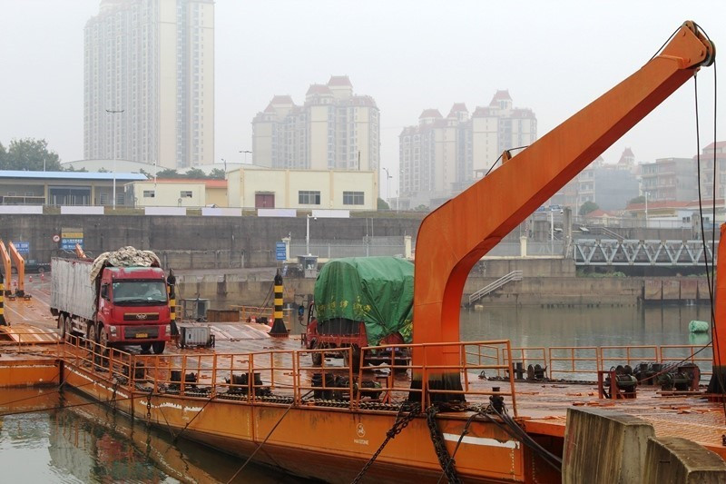 Các phương tiện chở hàng hóa thông quan qua cầu phao. (Ảnh: TTXVN phát)