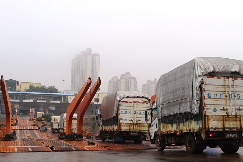 Đến 12 giờ ngày 10/1, đã có 44 xe hàng thủy sản tươi sống (cá, cua, ốc hương, rươi, tôm hùm) được xuất khẩu và 51 xe nhập khẩu. (Ảnh: TTXVN phát)