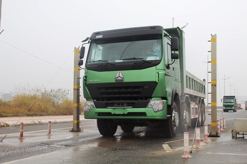 Các phương tiện chở hàng hóa thông quan qua cầu phao. (Ảnh: TTXVN phát)