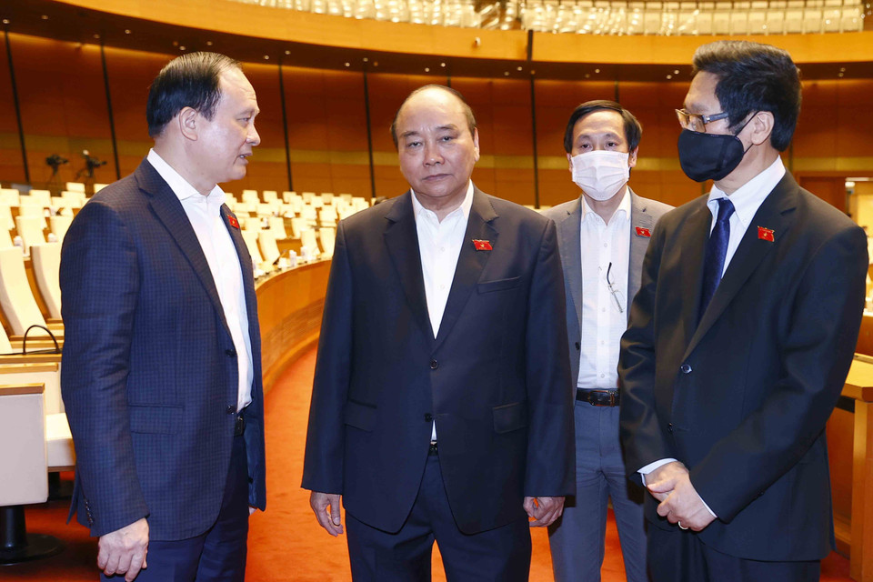 Chủ tịch nước Nguyễn Xuân Phúc trao đổi với đại biểu Quốc hội. (Ảnh: Doãn Tấn/TTXVN)