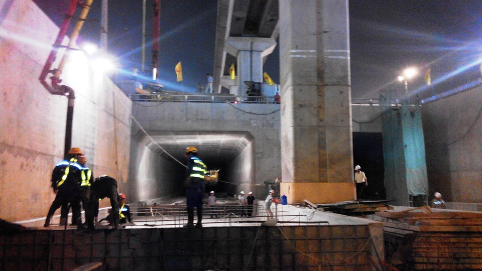 Đổ bê tông lớp mặt đường hầm chui Thanh Xuân. (Ảnh: Việt Hùng/Vietnam+)