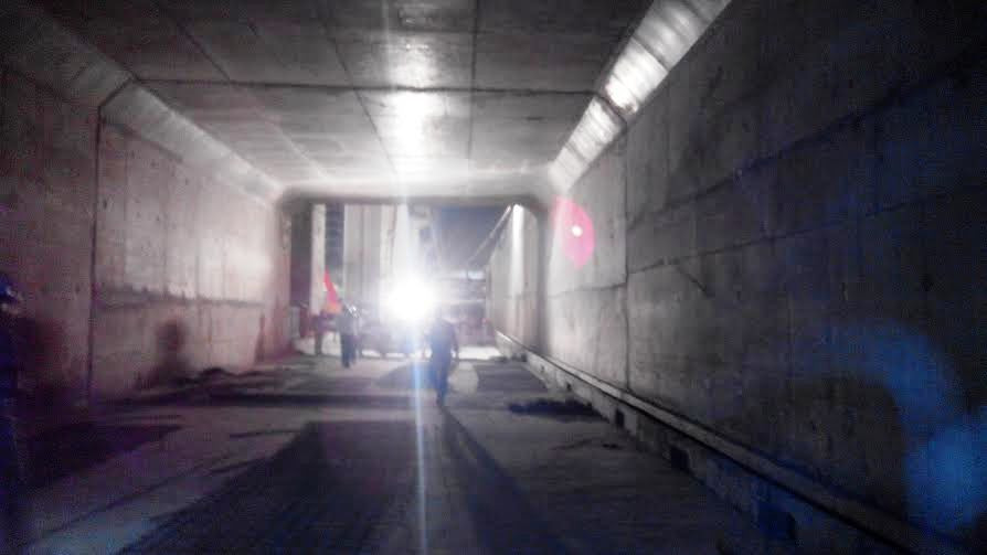 Ánh sáng le lói phía bên trong hầm. (Ảnh: Việt Hùng/Vietnam+)