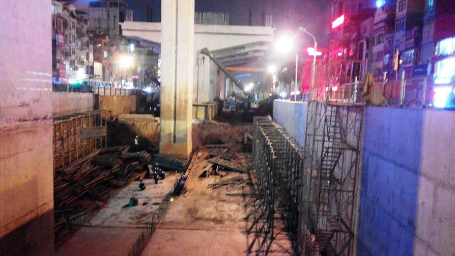 Công nhân trắng đêm thi công hầm chui Thanh Xuân để đẩy nhanh tiến độ. (Ảnh: Việt Hùng/Vietnam+)