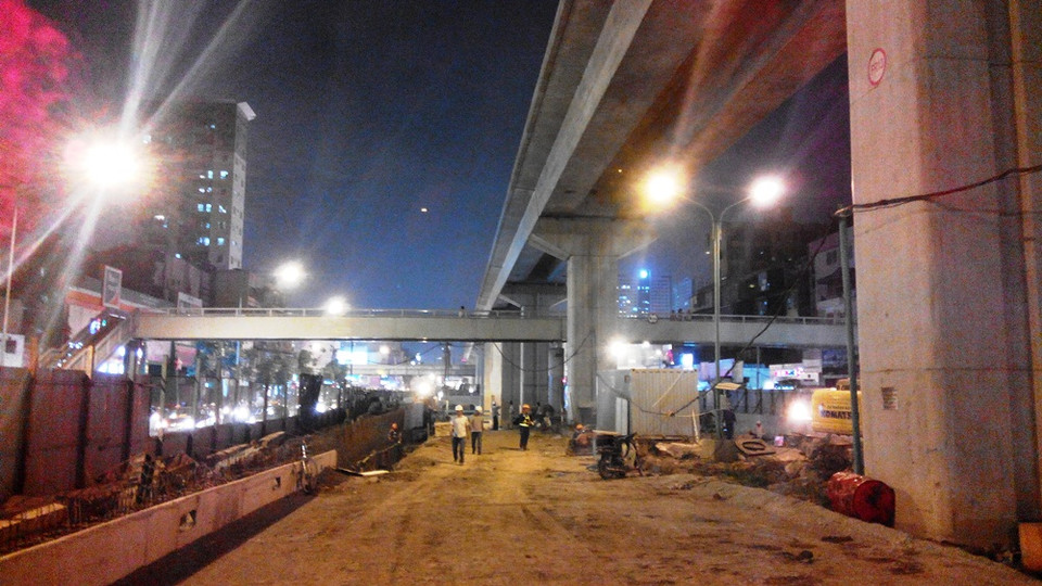 Lối dẫn phương tiện chạy vào trong hầm Thanh Xuân nằm ngay phía dưới các trụ cầu của tuyến đường sắt đô thị Cát Linh-Hà Đông. (Ảnh: Việt Hùng/Vietnam+)