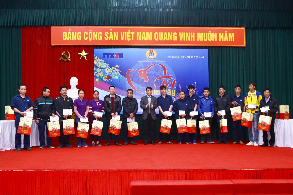 Ủy viên Trung ương Đảng, Bí thư Đảng ủy, Tổng giám đốc TTXVN Nguyễn Đức Lợi tặng quà cho 30 người lao động của công ty VINADATAXA có hoàn cảnh khó khăn. (Ảnh: Minh Quyết/TTXVN)