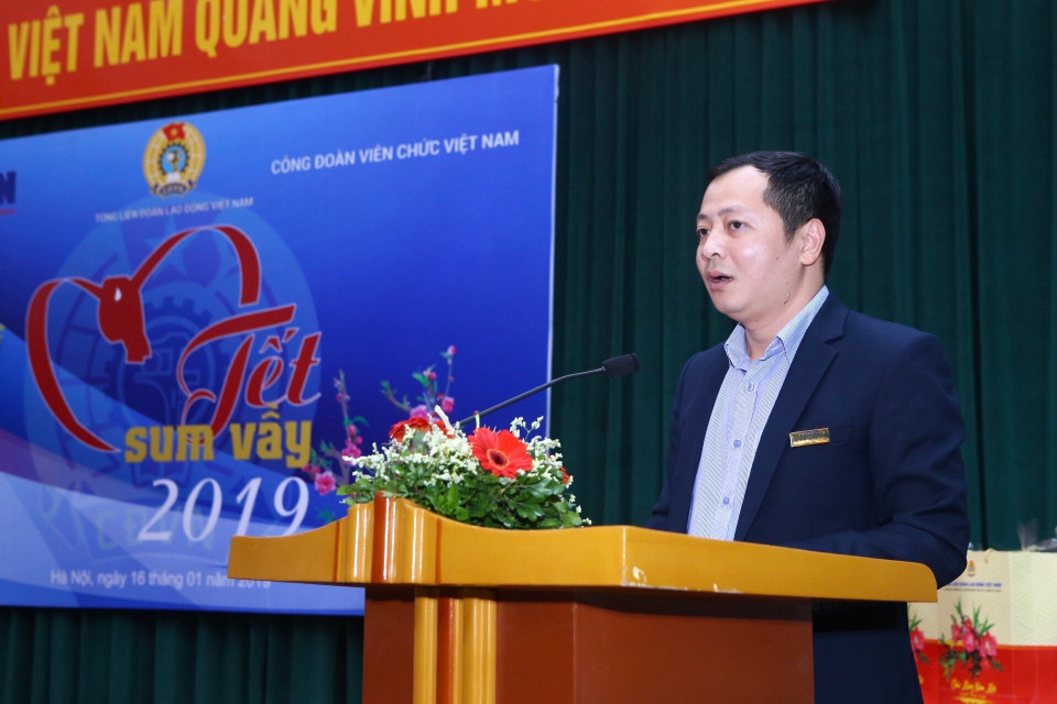 Giám đốc Công ty VINADATAXA Hoàng Tuấn Minh báo cáo tình hình của đơn vị. (Ảnh: Minh Quyết/TTXVN)