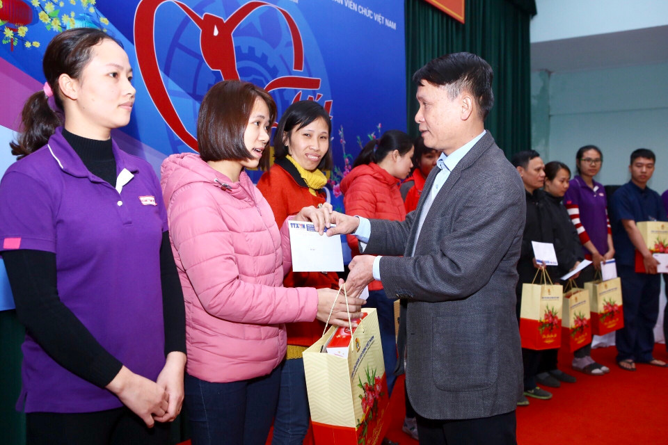 Ủy viên Trung ương Đảng, Bí thư Đảng ủy, Tổng giám đốc TTXVN Nguyễn Đức Lợi tặng quà cho 30 lao động của Công ty VINADATAXA có hoàn cảnh khó khăn. (Ảnh: Minh Quyết/TTXVN)