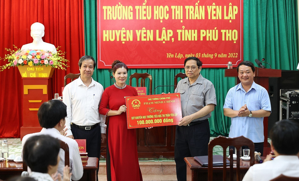Thủ tướng Phạm Minh Chính tặng Quỹ khuyến học Trường Tiểu học thị trấn Yên Lập, huyện Yên Lập. (Ảnh: Dương Giang/TTXVN)