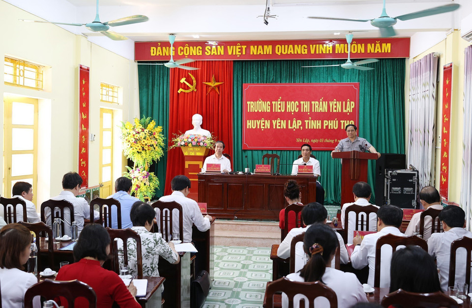 Thủ tướng Phạm Minh Chính động viên giáo viên, học sinh Trường Tiểu học thị trấn Yên Lập, huyện Yên Lập. (Ảnh: Dương Giang/TTXVN)