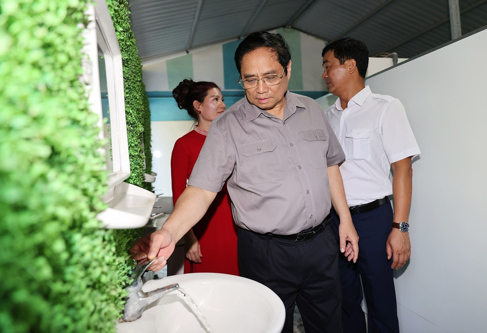 Thủ tướng Phạm Minh Chính kiểm tra cơ sở vật chất của Trường Tiểu học thị trấn Yên Lập, huyện Yên Lập. (Ảnh: Dương Giang/TTXVN)