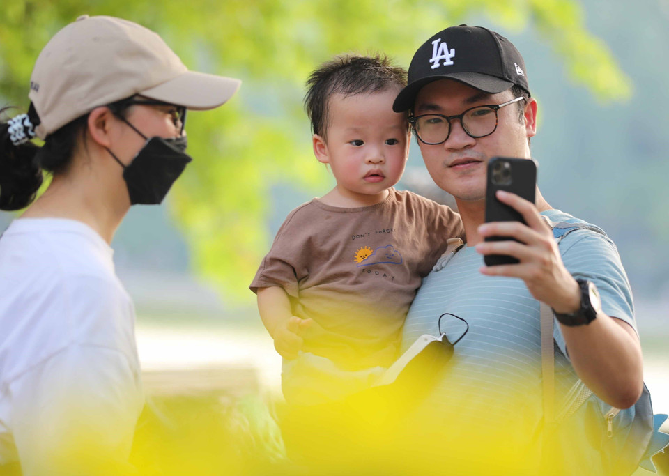 Lưu lại khoảnh khắc đẹp bên Hồ Hoàn Kiếm một chiều Thu. (Ảnh: Thanh Tùng/TTXVN)