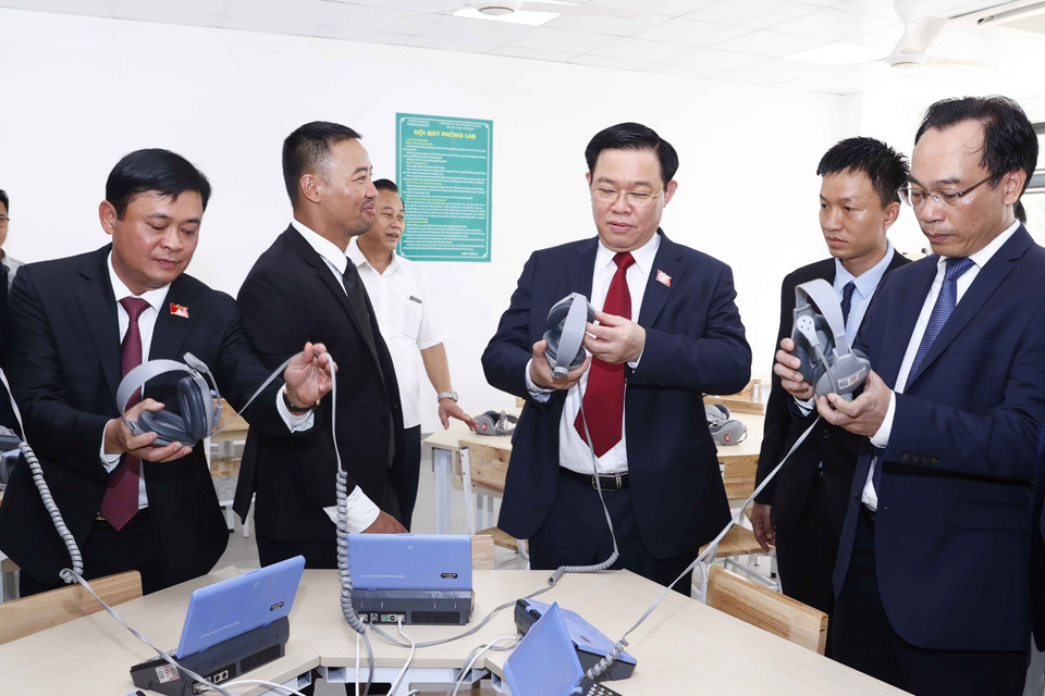 Chủ tịch Quốc hội Vương Đình Huệ và đại biểu tham quan phòng học của Trường THPT Kỳ Sơn. (Ảnh: Doãn Tấn/TTXVN)