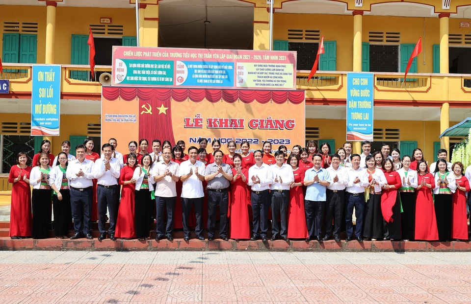 Thủ tướng Phạm Minh Chính với giáo viên, học sinh Trường Tiểu học thị trấn Yên Lập, huyện Yên Lập. (Ảnh: Dương Giang/TTXVN)