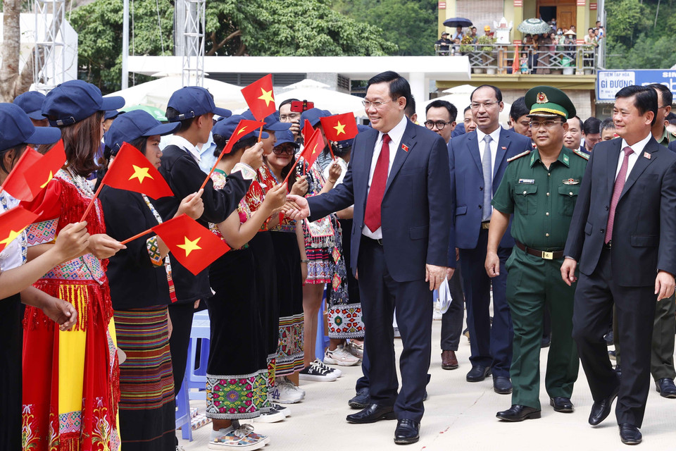 Hình ảnh Chủ tịch Quốc hội Vương Đình Huệ và đại biểu với học sinh Trường THPT Kỳ Sơn dự lễ khai giảng. (Ảnh: Doãn Tấn/TTXVN)