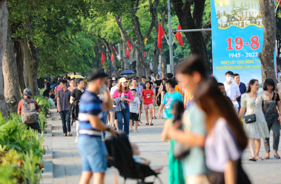 Không gian đi bộ hồ Hoàn Kiếm nhộn nhịp những ngày nghỉ lễ Quốc khánh. (Ảnh: Thanh Tùng/TTXVN)