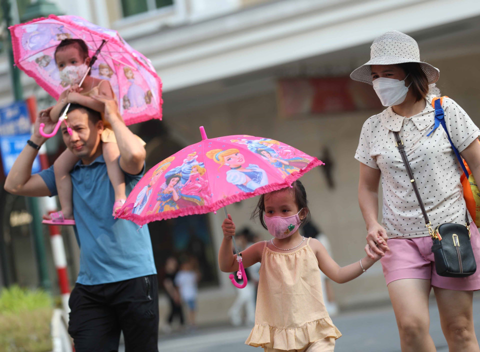 Không gian đi bộ hồ Hoàn Kiếm là địa điểm lý tưởng để các gia đình vui kỳ nghỉ lễ tại Thủ đô. (Ảnh: Thanh Tùng/TTXVN)