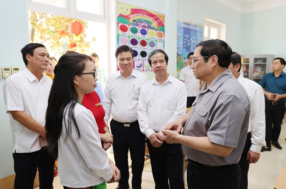 Thủ tướng Phạm Minh Chính thăm hỏi giáo viên Trường Tiểu học thị trấn Yên Lập, huyện Yên Lập. (Ảnh: Dương Giang/TTXVN)