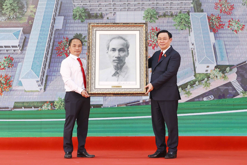 Chủ tịch Quốc hội Vương Đình Huệ tặng chân dung Bác Hồ cho Trường THPT Kỳ Sơn. (Ảnh: Doãn Tấn/TTXVN)