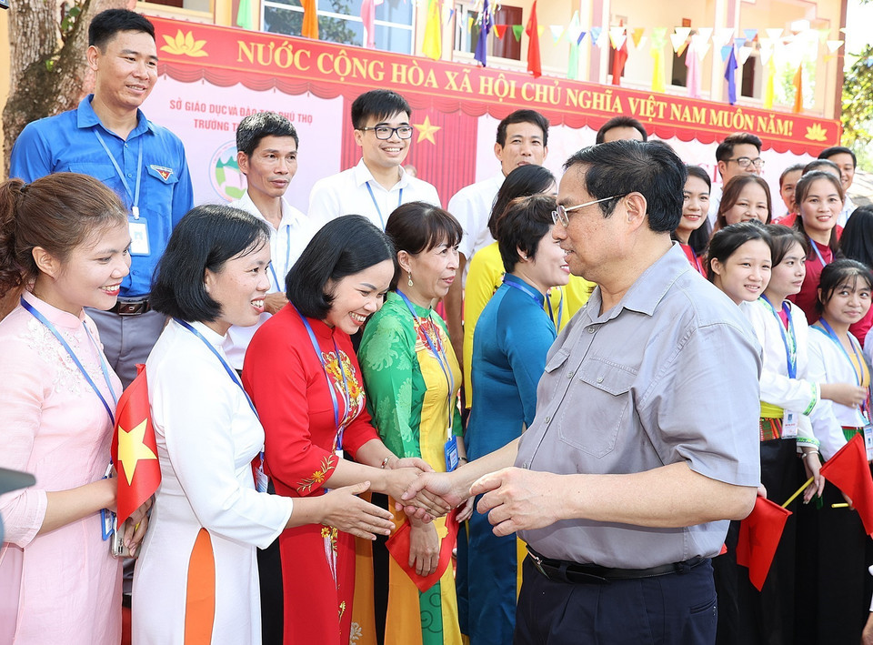 Thủ tướng Phạm Minh Chính với giáo viên, học sinh Trường THPT Yên Lập, huyện Yên Lập. (Ảnh: Dương Giang/TTXVN)
