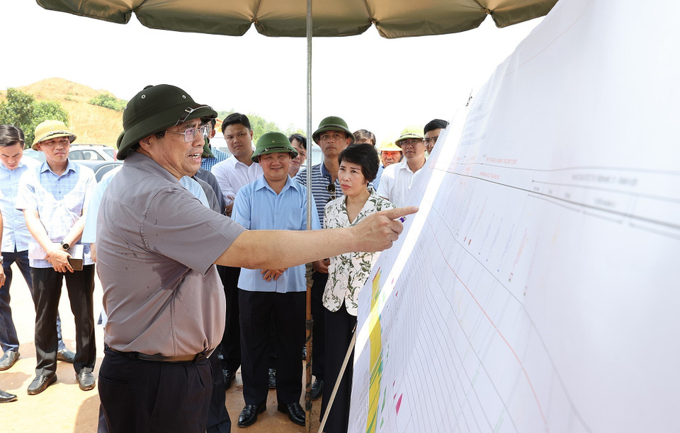 Thủ tướng Phạm Minh Chính kiểm tra dự án tuyến đường cao tốc Tuyên Quang- Phú Thọ. (Ảnh: Dương Giang/TTXVN)