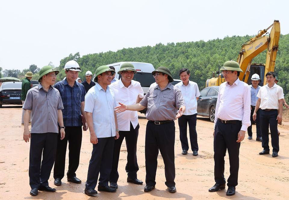 Thủ tướng Phạm Minh Chính kiểm tra dự án tuyến đường cao tốc Tuyên Quang- Phú Thọ. (Ảnh: Dương Giang/TTXVN)