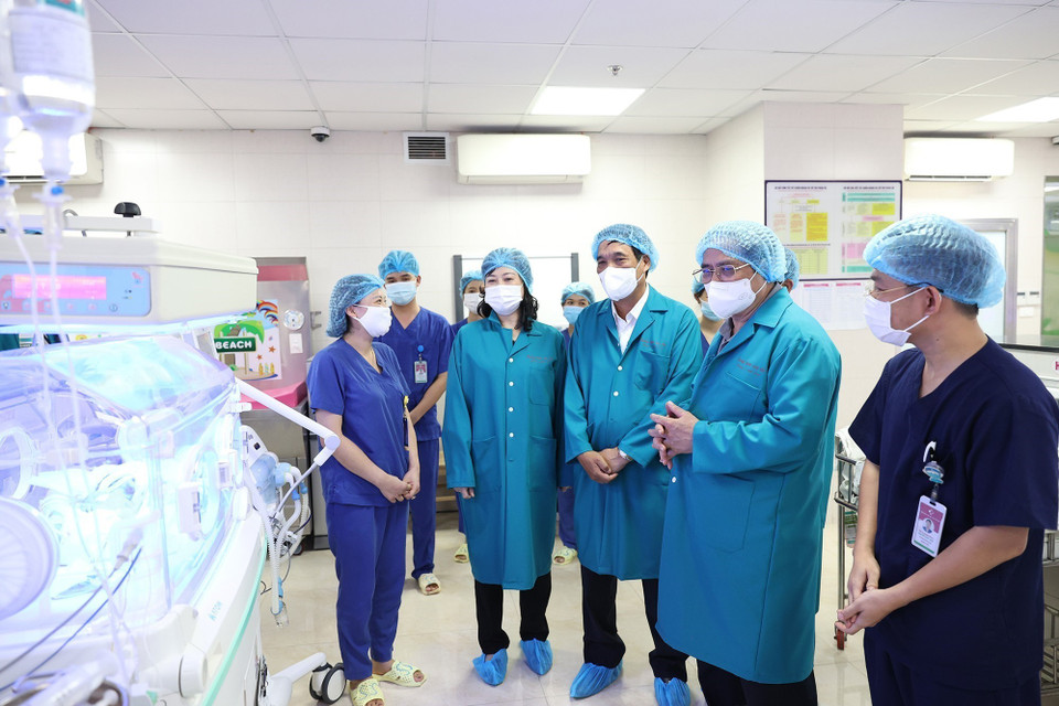 Thủ tướng Phạm Minh Chính với các bác sỹ Bệnh viện Sản nhi tỉnh Phú Thọ. (Ảnh: Dương Giang/TTXVN)
