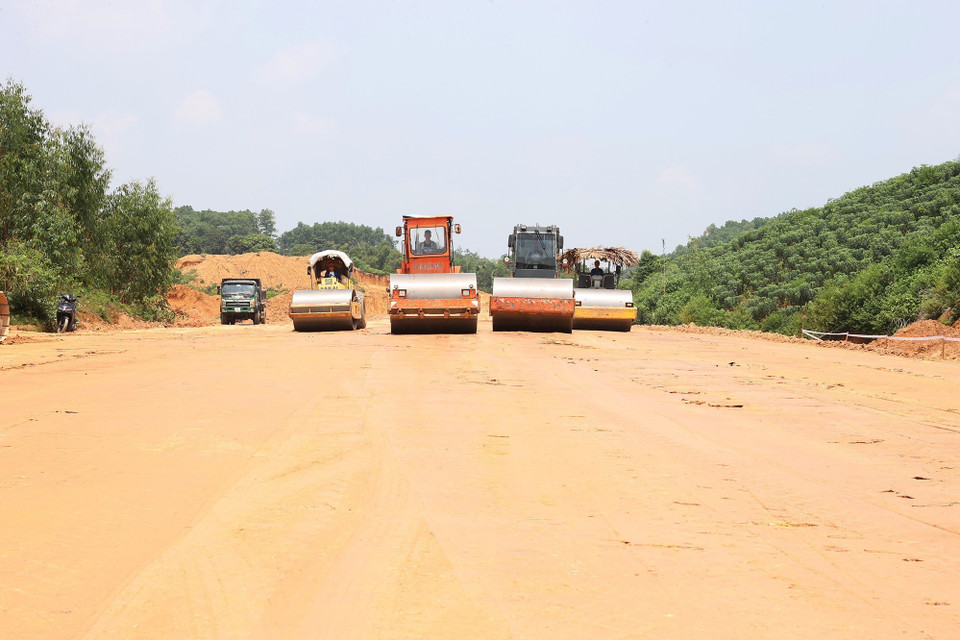 Dự án tuyến đường cao tốc Tuyên Quang- Phú Thọ đang thi công giai đoạn 1. (Ảnh: Dương Giang/TTXVN)