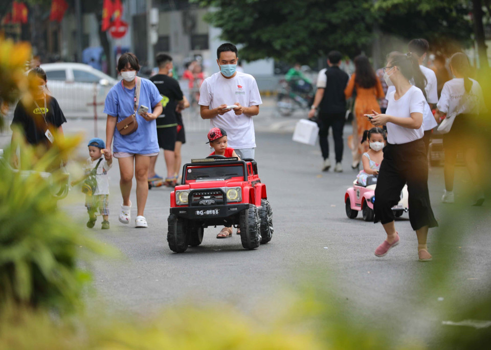 Trẻ em vui thích khi được cùng bố mẹ vui chơi trong không gian đi bộ hồ Hoàn Kiếm. (Ảnh: Thanh Tùng/TTXVN)
