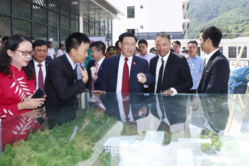 Chủ tịch Quốc hội Vương Đình Huệ và đại biểu nghe giới thiệu về Trường THPT Kỳ Sơn. (Ảnh: Doãn Tấn/TTXVN)