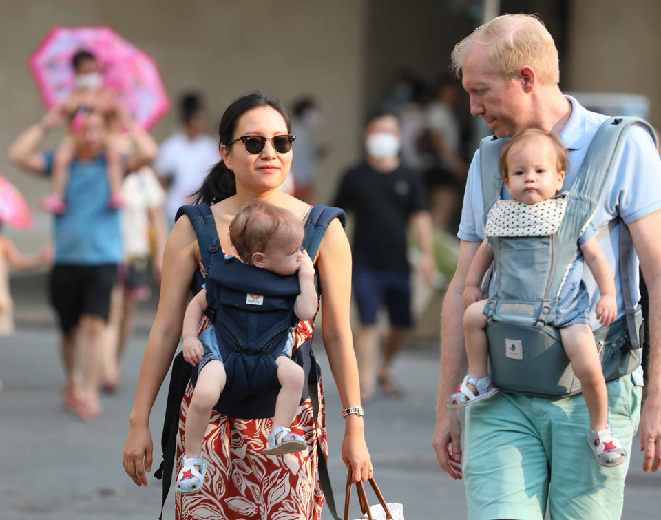 Không gian đi bộ hồ Hoàn Kiếm hoạt động từ ngày 1/9 (thứ Năm) đến hết ngày 4/9 (Chủ nhật) tạo điều kiện cho người dân, du khách vui chơi, giải trí. (Ảnh: Thanh Tùng/TTXVN)