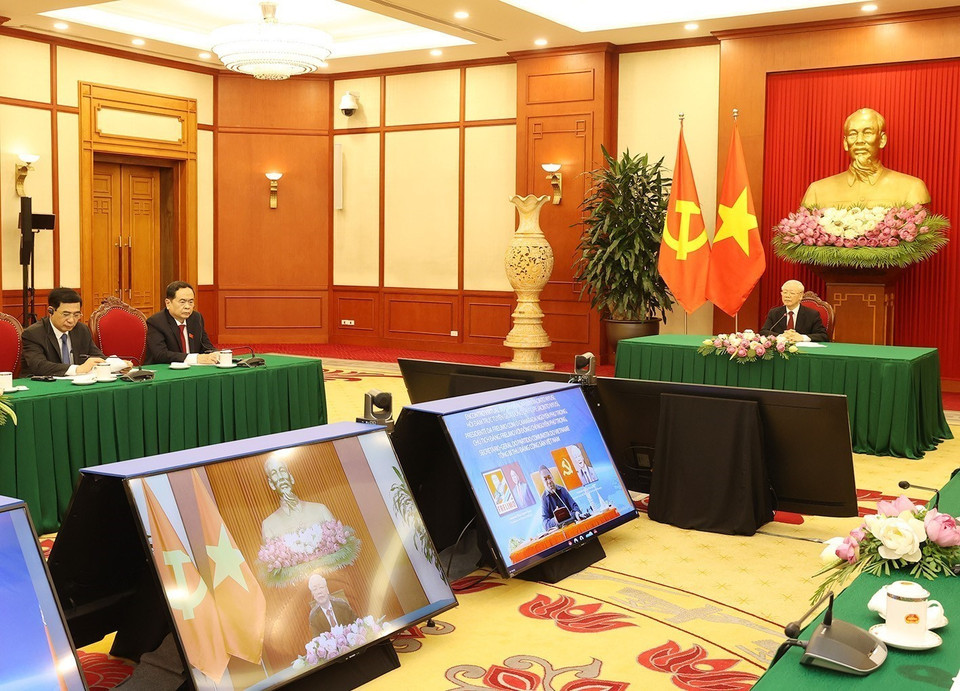 Tổng Bí thư Nguyễn Phú Trọng hội đàm trực tuyến với Chủ tịch Đảng Mặt trận Giải phóng Mozambique (FRELIMO), Tổng thống Mozambique Filipe Jacinto Nyusi. (Ảnh: Trí Dũng - TTXVN)