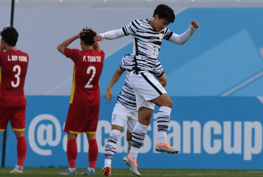 Phải đến phút 63, lưới của U23 Việt Nam mới rung lên sau cú sút của Cho Young-Wook. (Nguồn: AFC)