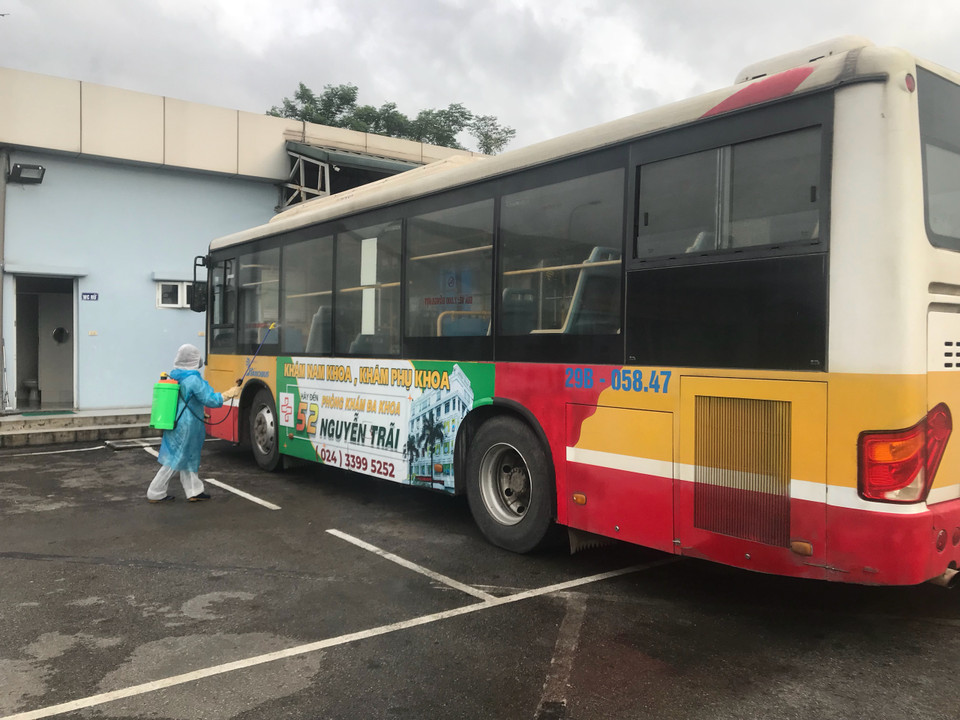 Ngoài việc phun khử khuẩn xe, Tổng công ty Vận tải Hà Nội cũng thực hiện để dung dịch sát khuẩn trên xe buýt, hành khách đeo khẩu trang khi lên xe nhằm phòng chống dịch COVID-19. (Ảnh: PV/Vietnam+)