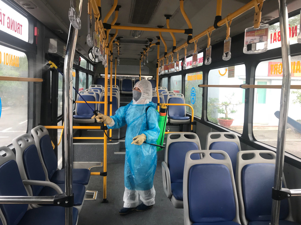 Trung bình việc phun hóa chất mỗi xe mất khoảng 3-5phút. (Ảnh: PV/Vietnam+)