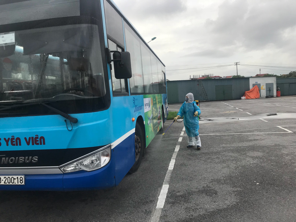 Kết thúc mỗi ngày hoạt động vận chuyển khách, toàn bộ xung quanh xe sẽ được phun khử khuẩn kỹ càng. (Ảnh: PV/Vietnam+)