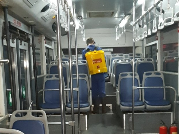 Dung dịch khử khuẩn theo đúng tiêu chuẩn của Bộ Y tế nhằm bảo đảm chống dịch COVID-19. (Ảnh: PV/Vietnam+)