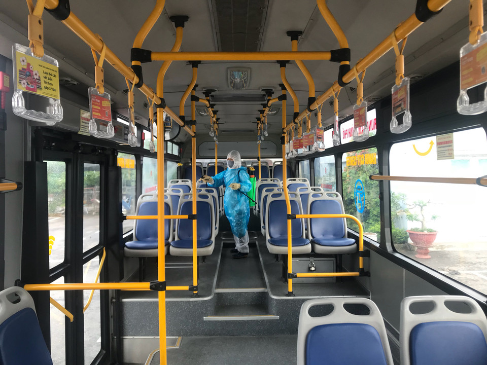 Phun thuốc khử khuẩn mọi ngóc ngách trên xe để đảm bảo an toàn phòng dịch COVID-19. (Ảnh: PV/Vietnam+)