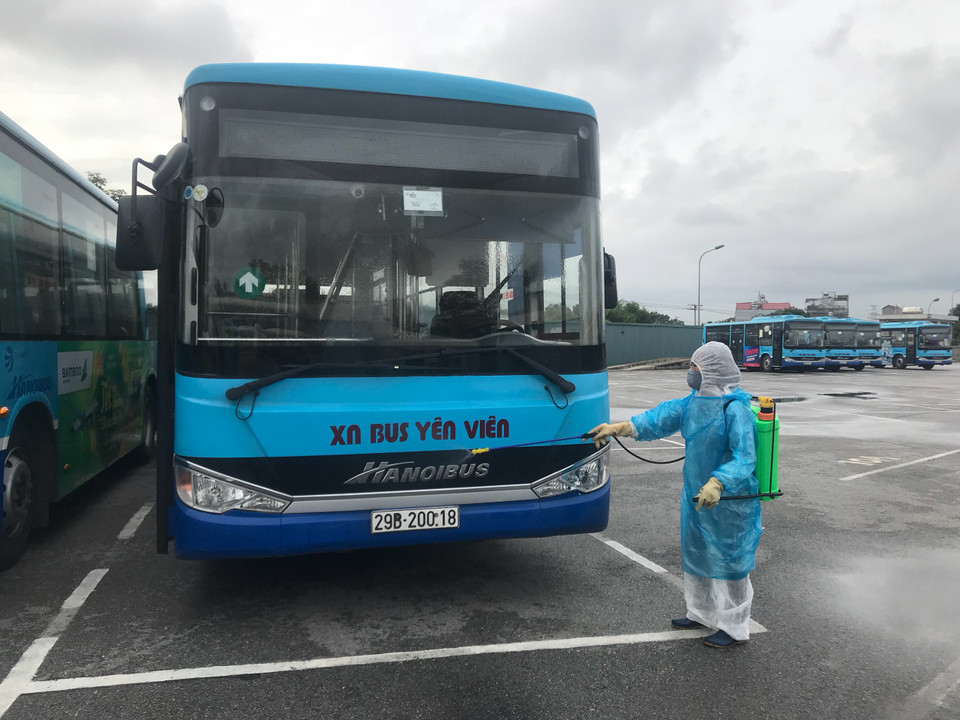 Sau khi có một nhân viên dương tính với COVID-19, Tổng công ty Vận tải Hà Nội đã chỉ đạo các đơn vị vận tải phun khử khuẩn toàn bộ phương tiện để đảm bảo an toàn cao nhất. (Ảnh: PV/Vietnam+)
