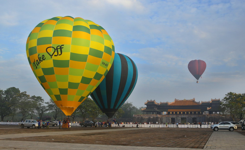 Khinh khí cầu của các đội trình diễn bay. (Ảnh: Hồ Cầu/TTXVN)