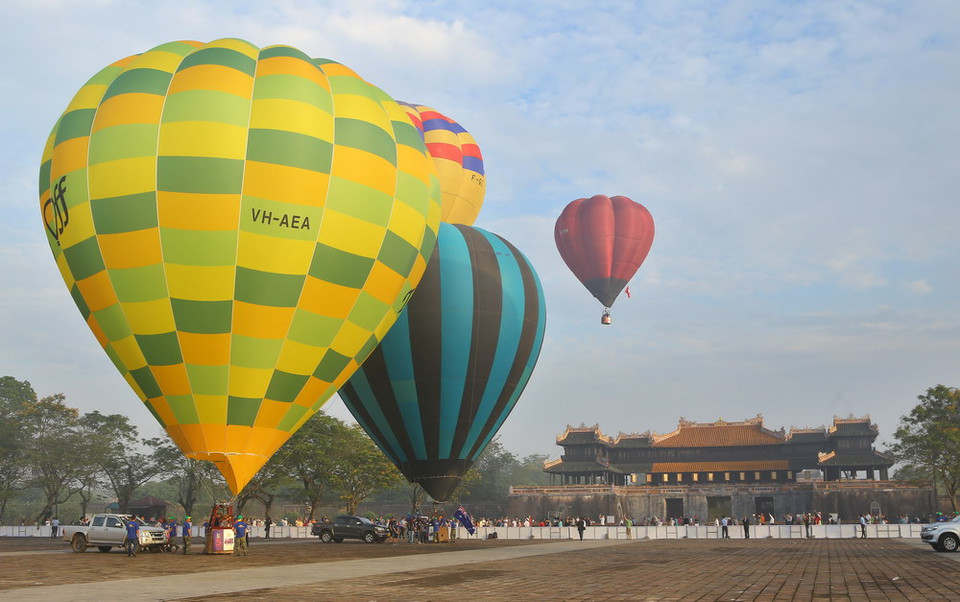 Khinh khí cầu của các đội trình diễn bay. (Ảnh: Hồ Cầu/TTXVN)