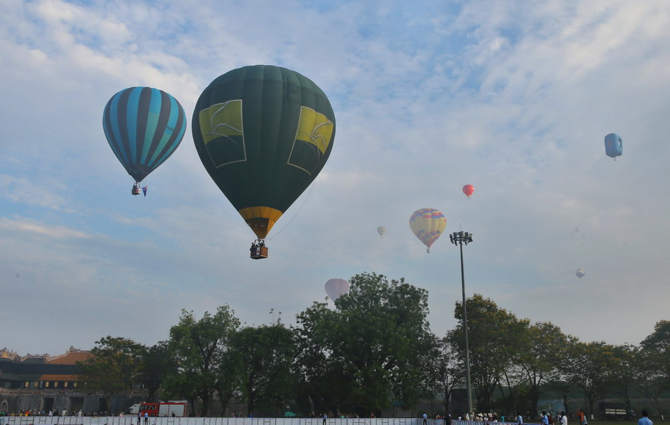 Khinh khí cầu của các đội trình diễn bay. (Ảnh: Hồ Cầu/TTXVN)