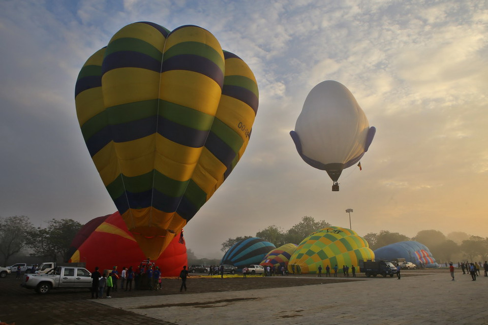 Khinh khí cầu của các đội trình diễn bay. (Ảnh: Hồ Cầu/TTXVN)