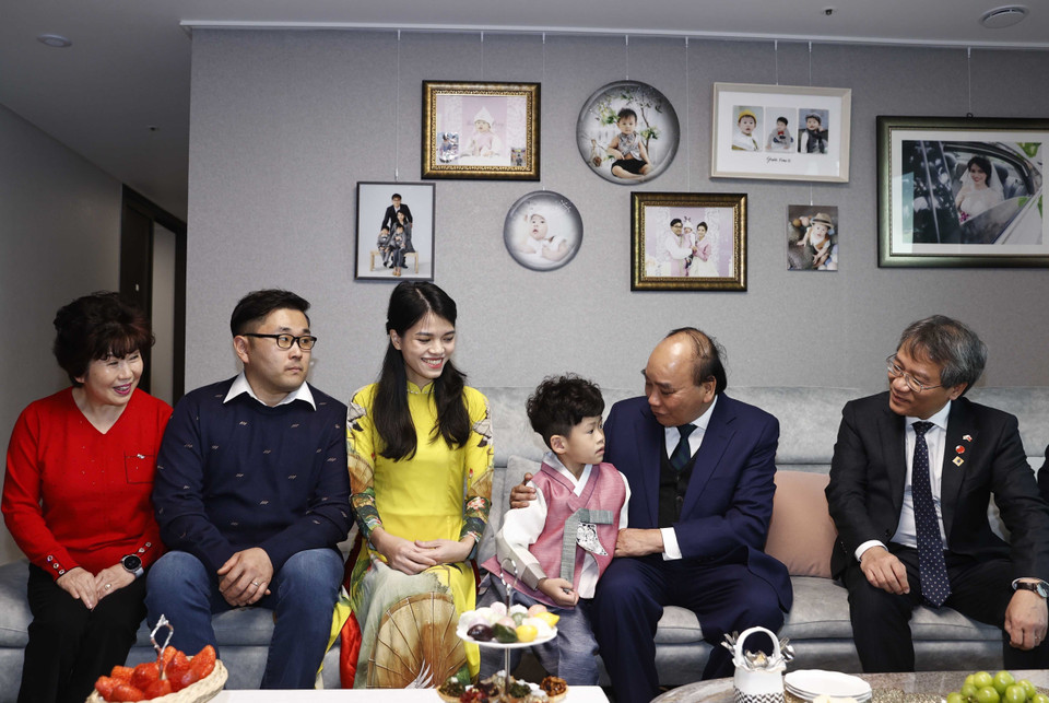 Chủ tịch nước Nguyễn Xuân Phúc thăm gia đình chị Nguyễn Thị Lý tại tỉnh Gwangju. (Ảnh: Thống Nhất/TTXVN)